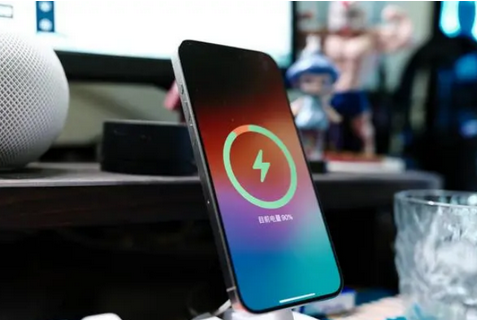 振兴苹果15换屏服务分享用什么充电器给iPhone15充电更好 